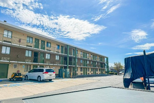 Econo Lodge - image 8