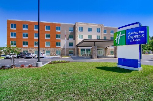 Holiday Inn Express & Suites Mobile - University Area an IHG Hotel - image 1