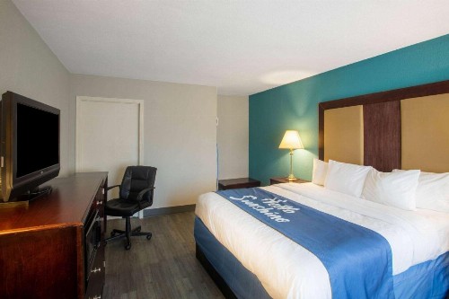 Days Inn by Wyndham Mobile I-65 - image 10