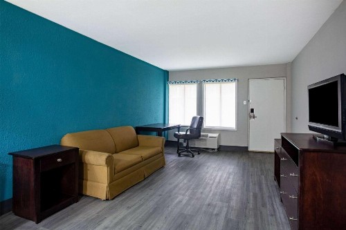 Days Inn by Wyndham Mobile I-65 - image 13