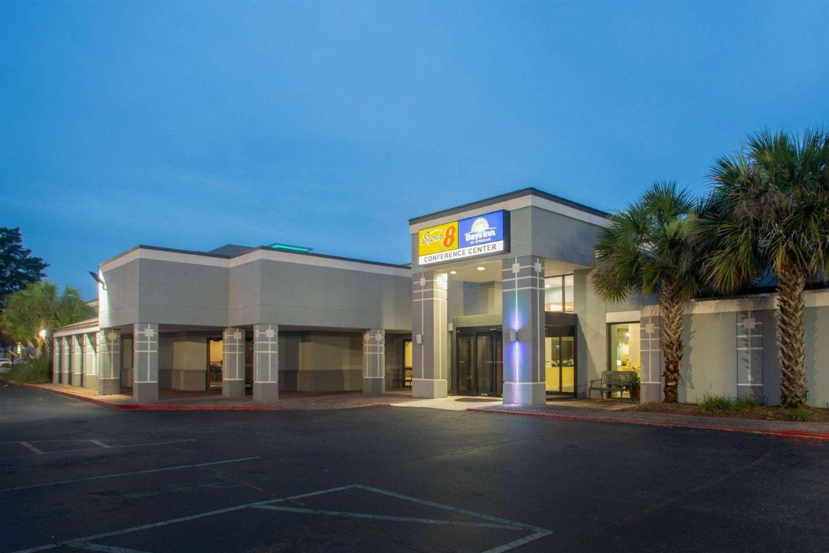 Days Inn by Wyndham Mobile I-65 - image 2