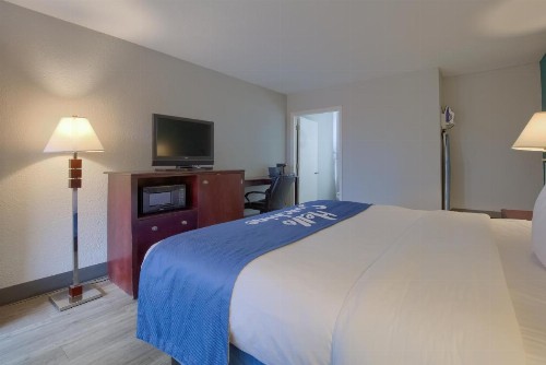 Days Inn by Wyndham Mobile I-65 - image 22