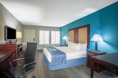 Days Inn by Wyndham Mobile I-65 - image 5