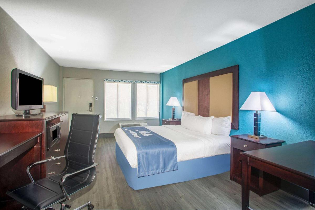 Days Inn by Wyndham Mobile I-65 - image 5