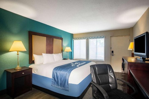 Days Inn by Wyndham Mobile I-65 - image 9