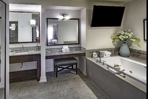 DoubleTree by Hilton Modesto - image 20