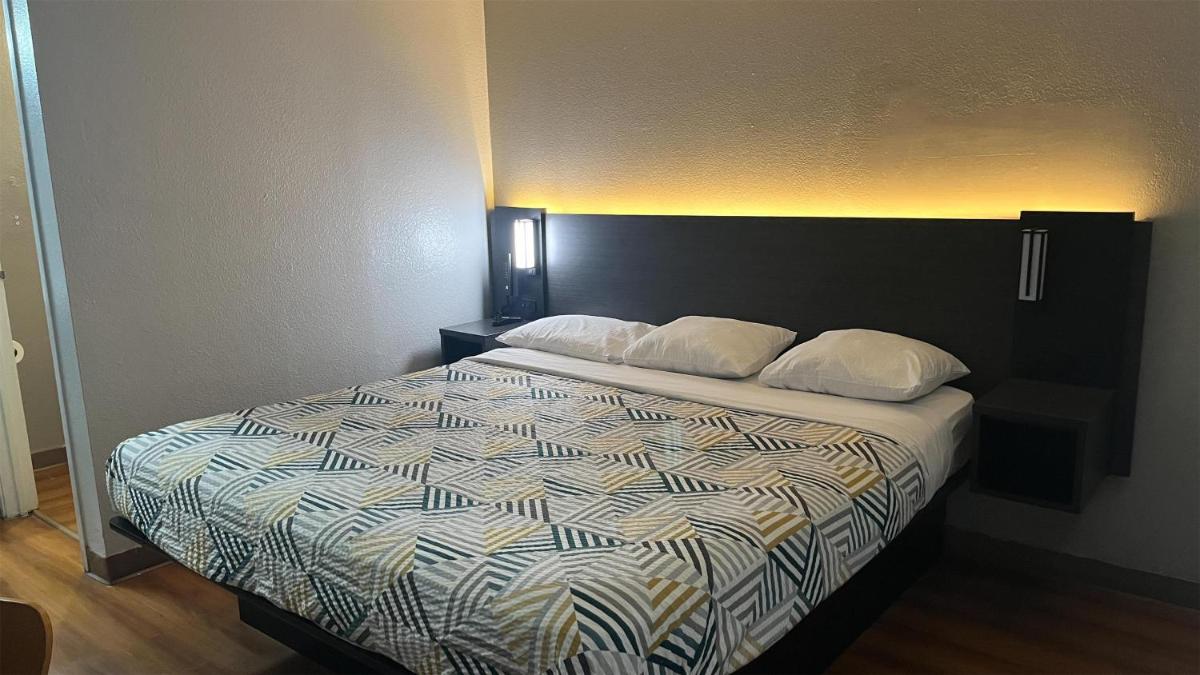Motel 6-Modesto CA - main image