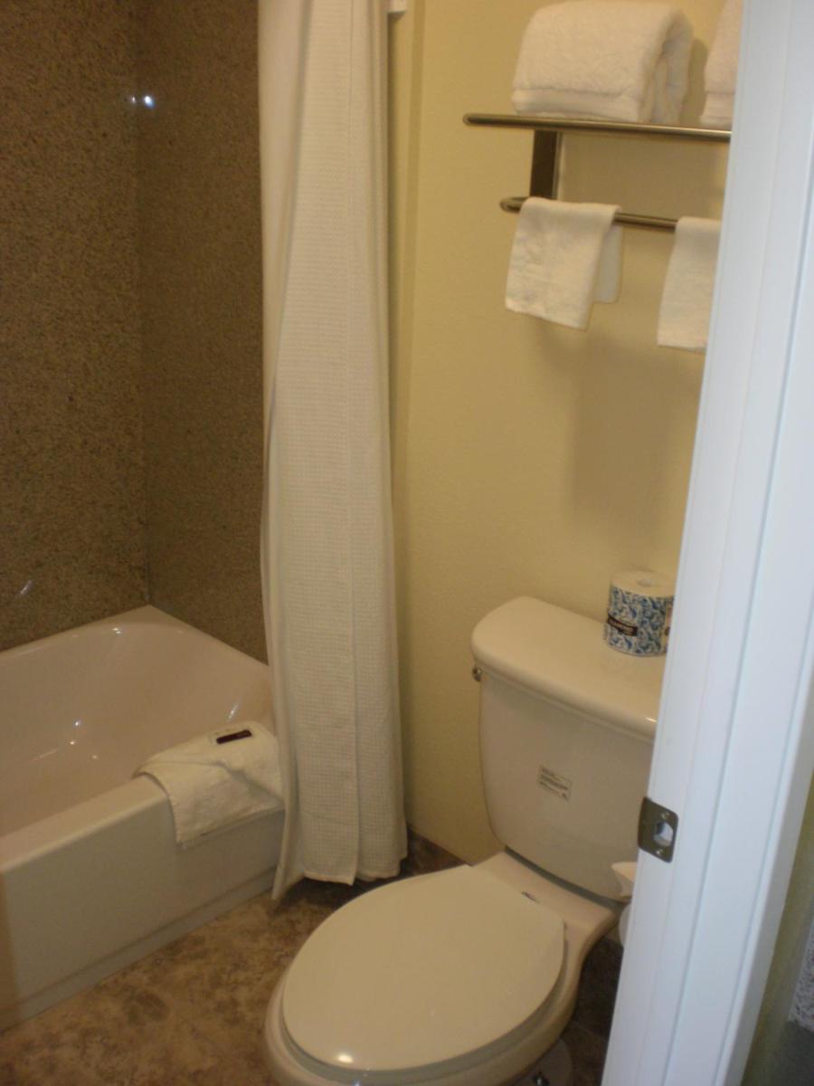 Executive Inn Mojave - image 5
