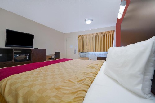 Red Roof Inn Mojave - image 27