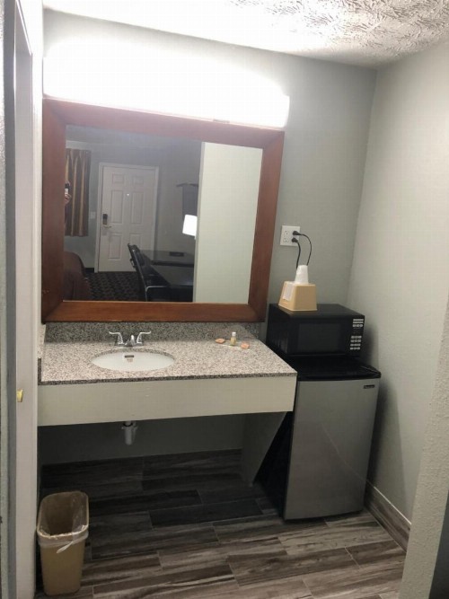 Walton Inn - image 19
