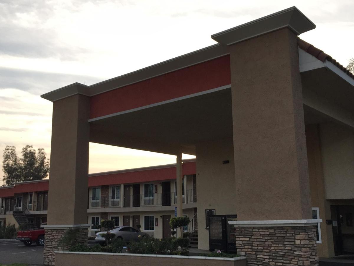 Ontario Inn & Suites - main image