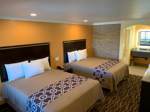 Ontario Inn & Suites - image 10