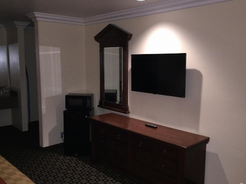Ontario Inn & Suites - image 6