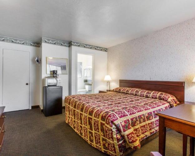 Monterey Fairgrounds Inn - image 5