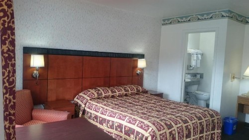 Monterey Fairgrounds Inn - image 6