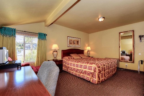 Bayside Inn - image 16