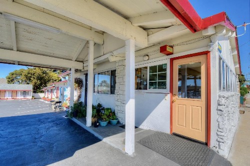 Bayside Inn - image 7