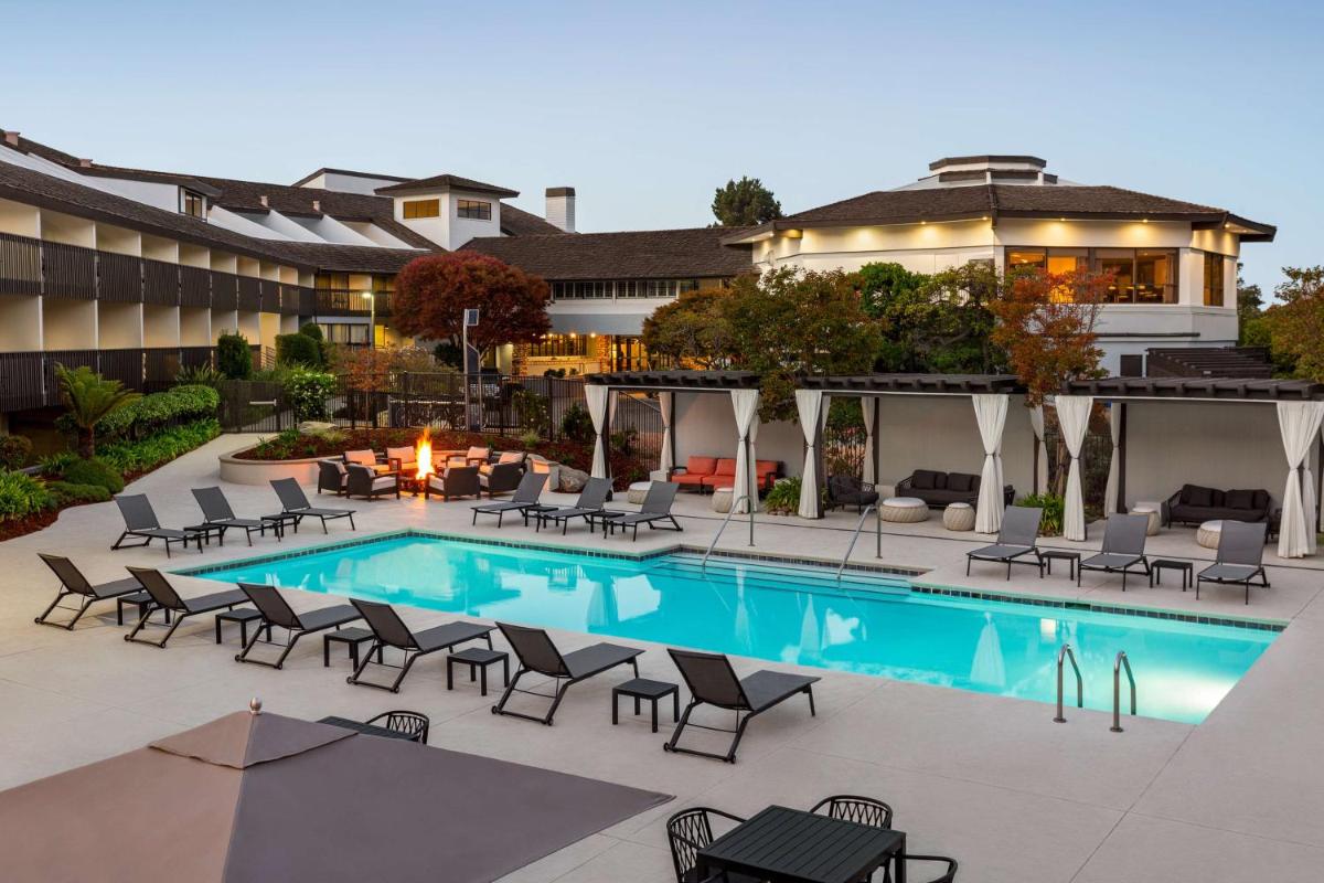 Hilton Garden Inn Monterey - image 2