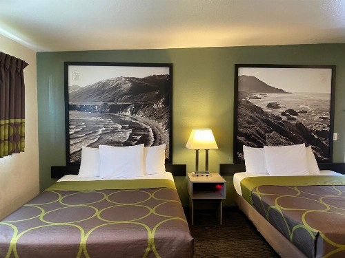 Super 8 by Wyndham Monterey - image 10