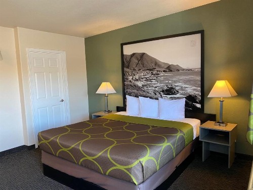 Super 8 by Wyndham Monterey - image 11