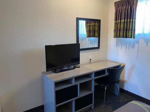 Super 8 by Wyndham Monterey - image 18