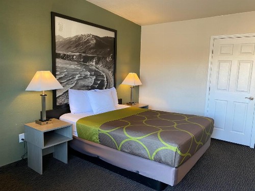 Super 8 by Wyndham Monterey - image 19