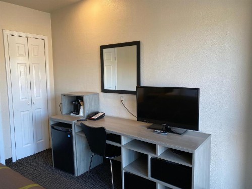 Super 8 by Wyndham Monterey - image 21
