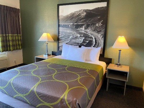 Super 8 by Wyndham Monterey - image 23