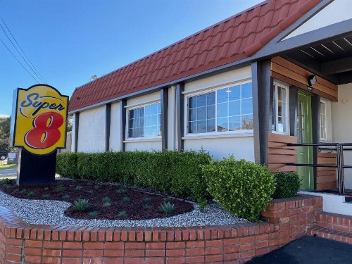 Super 8 by Wyndham Monterey - image 25
