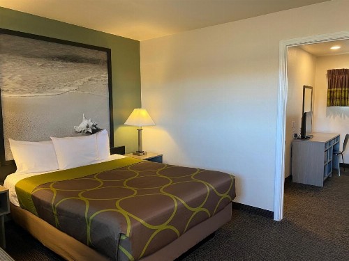 Super 8 by Wyndham Monterey - image 30