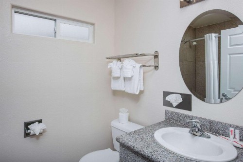 Super 8 by Wyndham Monterey - image 31