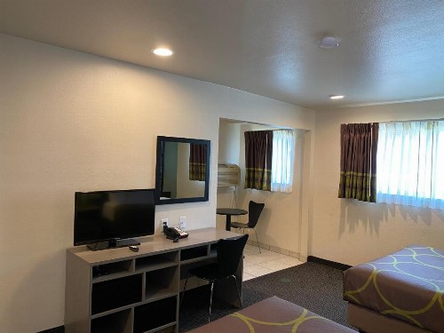 Super 8 by Wyndham Monterey - image 5