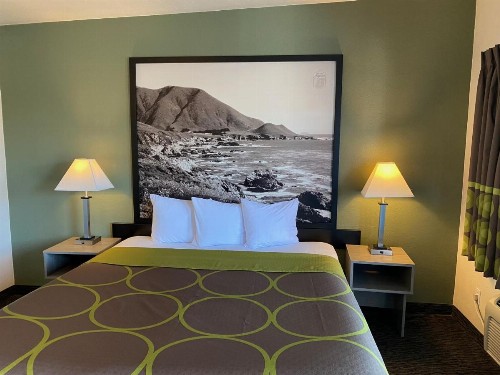 Super 8 by Wyndham Monterey - image 6