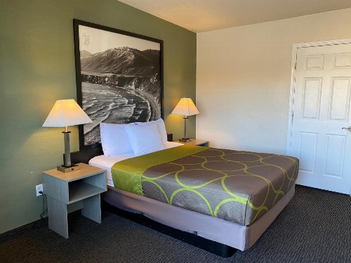 Super 8 by Wyndham Monterey - image 7