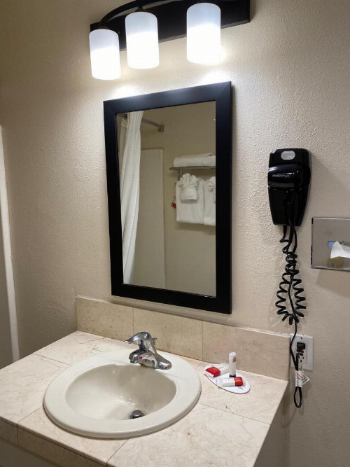 Super 8 by Wyndham Monterey - image 8