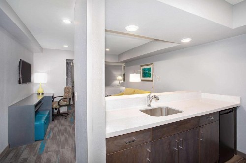 Hampton Inn Monterey - image 32