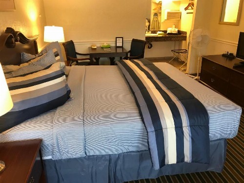 Monterey Pines Inn - image 14