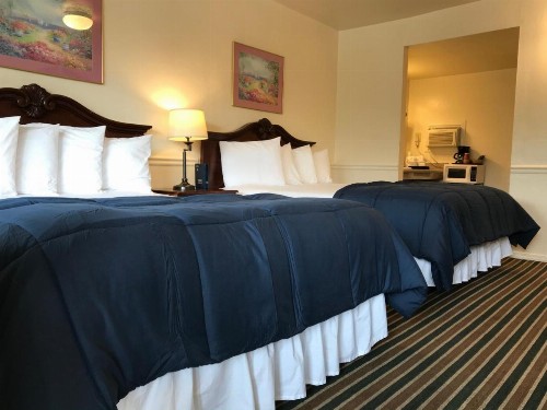 Monterey Pines Inn - image 16