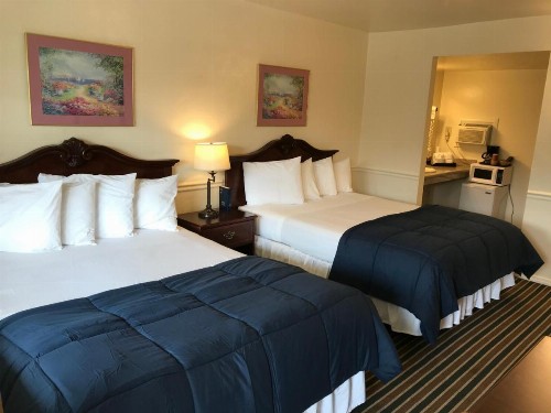 Monterey Pines Inn - image 17
