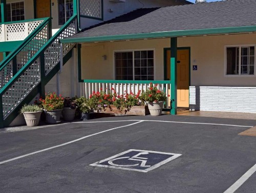 Monterey Pines Inn - image 25