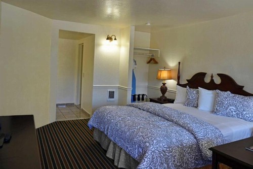 Monterey Pines Inn - image 26