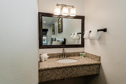Monterey Surf Inn - image 16
