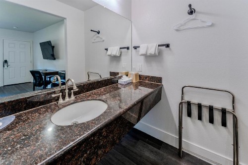 Monterey Surf Inn - image 2