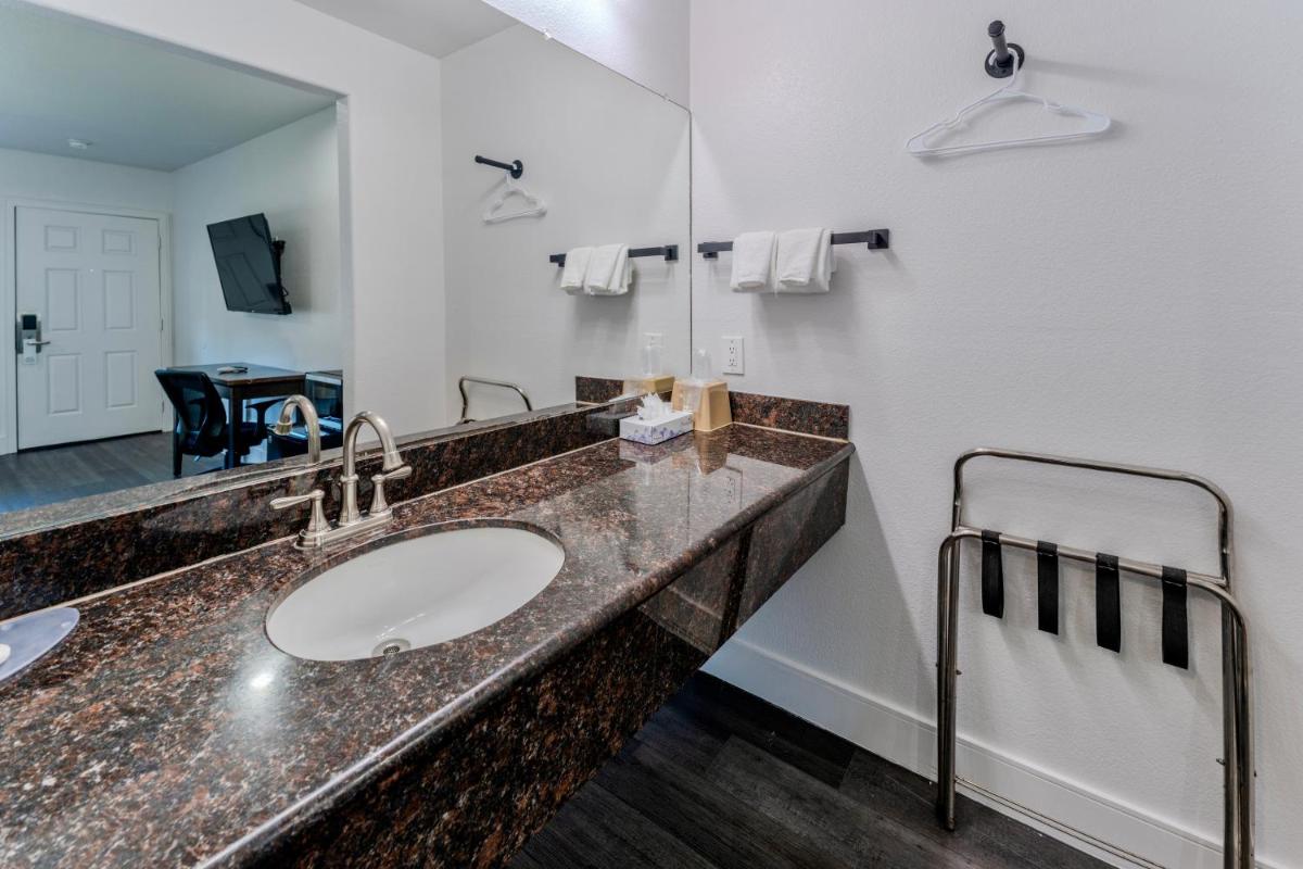 Monterey Surf Inn - image 2