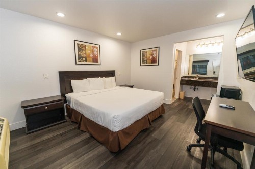 Monterey Surf Inn - image 23