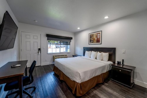 Monterey Surf Inn - image 3