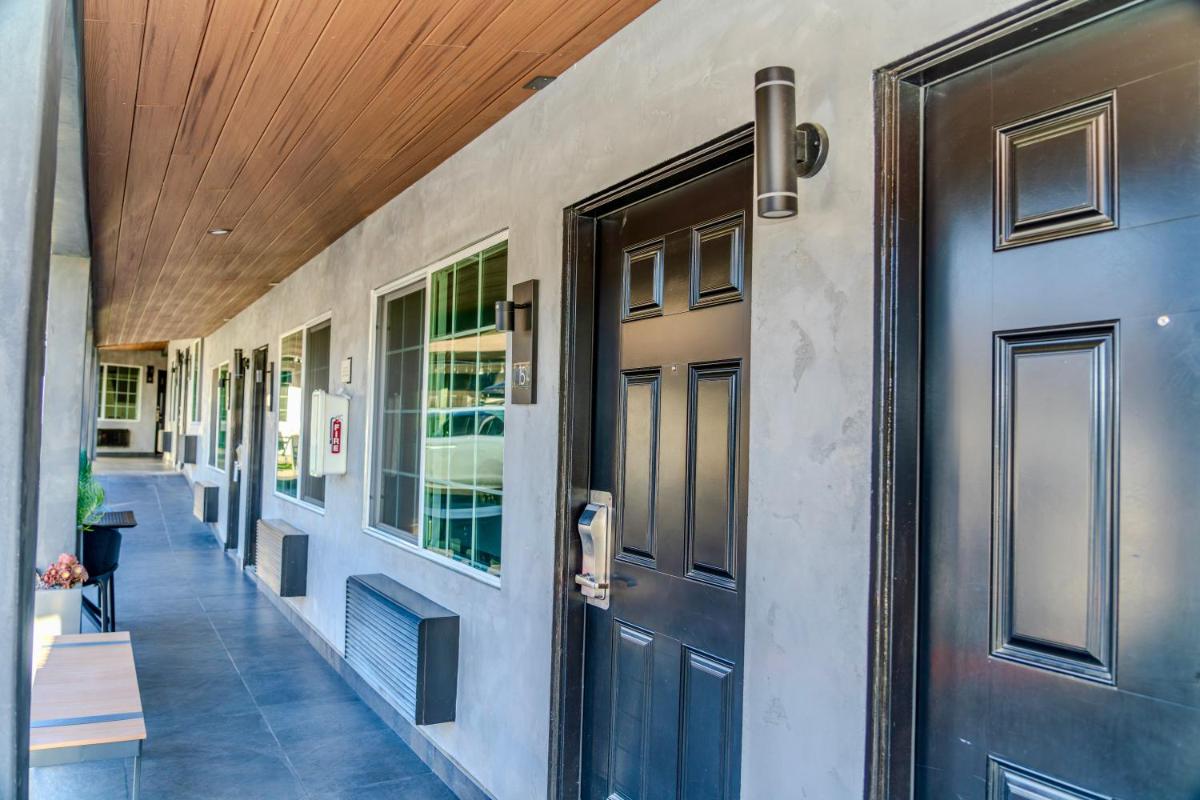Monterey Surf Inn - image 5