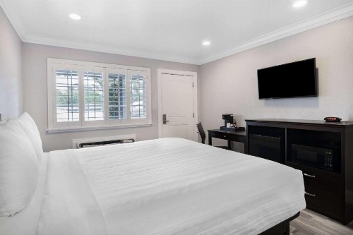 Super 8 by Wyndham Monterey/Carmel - image 18