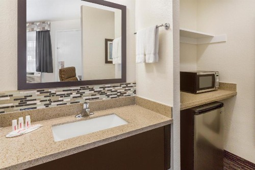 Ramada by Wyndham Monterey - image 7