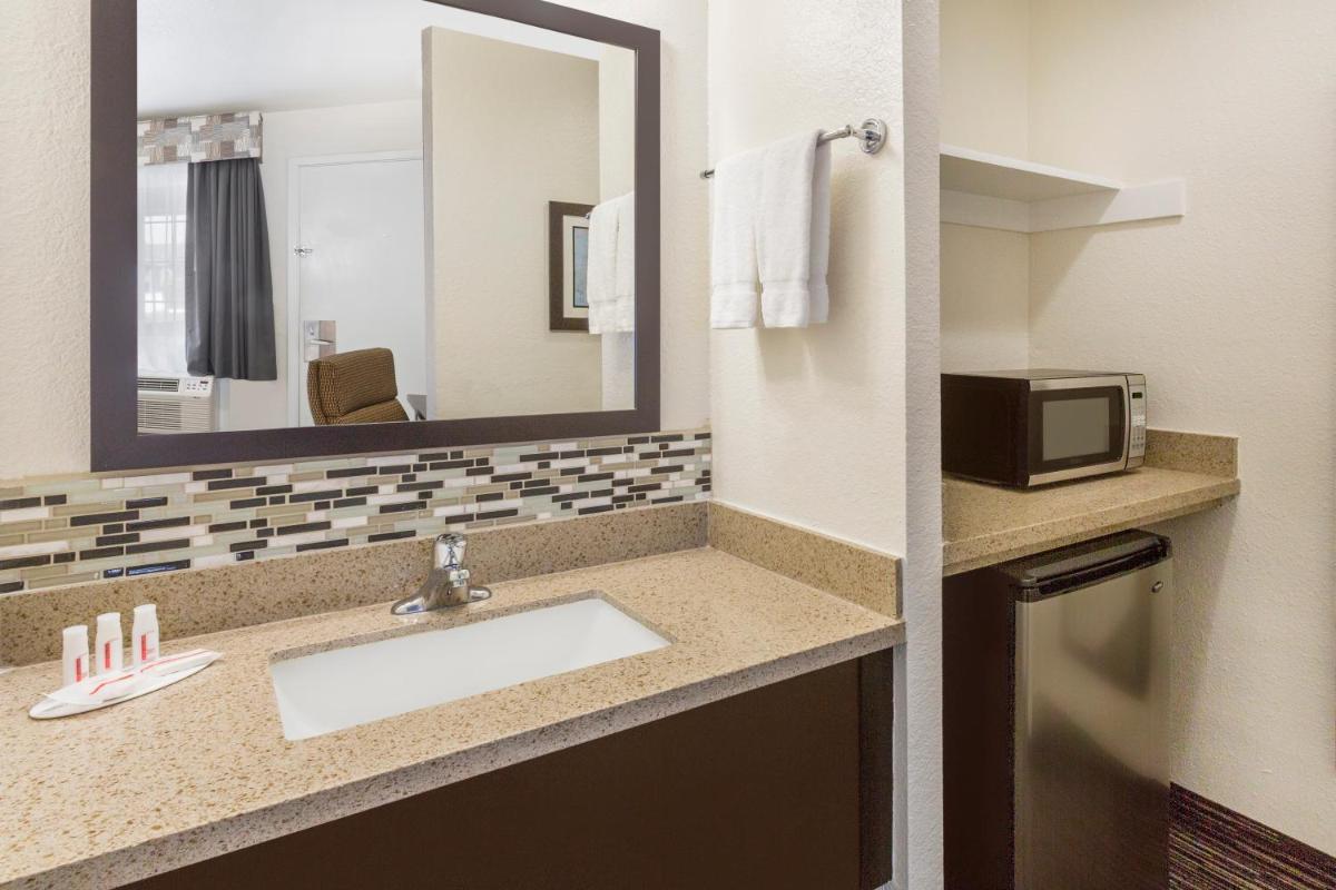 Ramada by Wyndham Monterey - image 7
